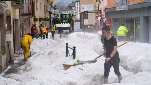 JAKE OLUJE POGODILE ZAPAD EVROPE: U Francuskoj sneg (FOTO)