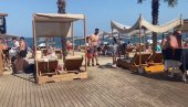 KAKO IZGLEDA LETOVANJE U GRČKOJ OVE GODINE? Sezona u blizini Soluna nije propala - pogledajte atmosferu na plaži (VIDEO)