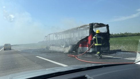 ZAPALIO SE AUTOBUS KOD FEKETIĆA: Strašna scena na auto-putu, vozilo potpuno izgorelo (FOTO)