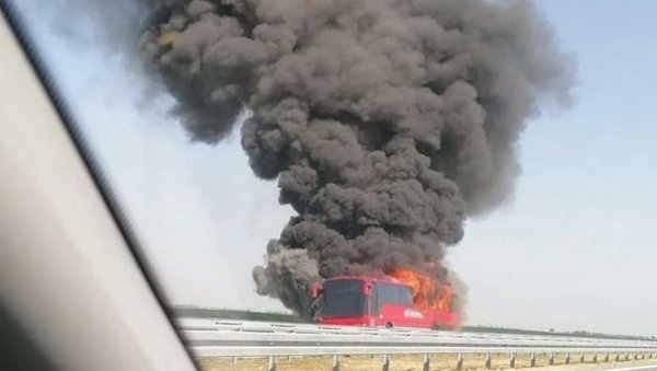 ИЗБЕГНУТА ВЕЛИКА ТРАГЕДИЈА КОД РАЧЕ: Аутобус се запалио и потпуно изгорео