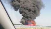 ЈЕЗИВА СЦЕНА КОД ЛОВЋЕНЦА: Аутобус изгорео за трен ока (ВИДЕО)