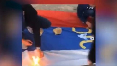 СРАМНО: Албански вандали објавили снимак паљења заставе СПЦ на друштвеним мрежама (ВИДЕО)