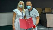 „SREBRNI ZNAK“ VASIĆU: Zdravstveni radnici Srbije nagradili kolegu iz Loznice