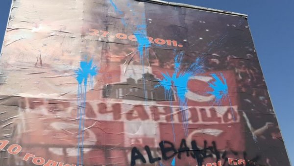 ГРАФИТ “АЛБАНИЈА УЧК” НА БИЛБОРДУ: Нова провокација Албанаца у Грачаници