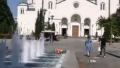 SVI U NEVERICI GLEDALI PRIZOR: Žena se skinula u kupaći i legla u fontanu ispred Hrama Svetog Save (VIDEO)
