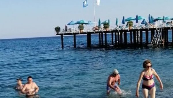 БЕЗ МАСКЕ САМО НА ПЛАЖУ: Турски хотелијери, превентивним мерама, све чине да сачувају здравље гостију (ФОТО)
