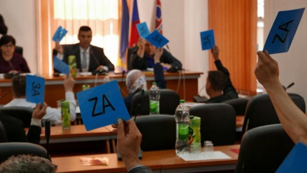 УСВОЈЕНА РЕЗОЛУЦИЈА О СТРАДАЊУ СРБА У СРЕБРЕНИЦИ: Признати злочини над нашим народом, Бошњаци напустили седницу