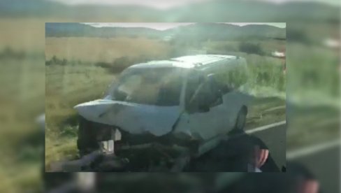 MEĐU OSAM POVREĐENIH I TROJE DECE: Stravična saobraćajna nesreća kod Mrkonjić Grada, povrede zadobilo sedam stranih državljana (VIDEO)