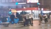 DETALJI ULIČNE TUČE U NIŠU: Među povređenima i Nemac - udarali se i jurili po celom trgu (UZNEMIRUJUĆI VIDEO)