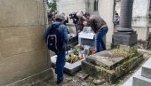 NAŠ MORISON ZA  NAS JE BESMRTAN! Na pariskom groblju Per Lašez, sa poklonicima legende na mestu gde je sahranjen pre pola veka (FOTO)