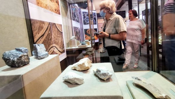 КАД КАМЕН ОЖИВИ СВЕТЛОСТ: У Природњачком музеју на Калемегдану отворена необична изложба стена