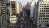 ХИЉАДЕ ЉУДИ НА УЛИЦАМА: Бразилци траже опозив председника (ФОТО)