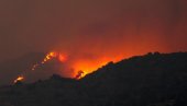 POŽAR BLIZU ATINE IZMAKAO KONTROLI: Grčke vlasti naložile evakuaciju