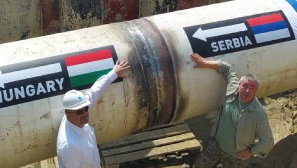 СРБИЈА И МАЂАРСКА СПОЈИЛЕ ЦЕВИ: Балкански ток комплетан - Прве количине гаса од октобра (ФОТО)