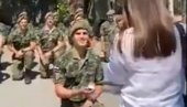 SRPSKI VOJNIK RAZNEŽIO MNOGE: Pitomac Vojne akademije na originalan način zaprosio svoju dragu (VIDEO)