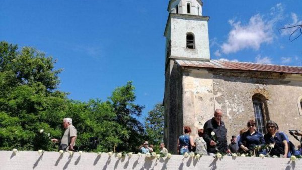 ВОЂЕНИ МАКСОМ ЛУБУРИЋЕМ МУЧИЛИ И УБИЈАЛИ СРПСКЕ ЦИВИЛЕ: Српско народно вијеће поставило споменик жртвама усташа у Доњој Суваји