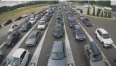 NOVI TALAS STRANACA VOZI KROZ SRBIJU: Pojačan saobraćaj na putevima, očekuju se gužve na granicama