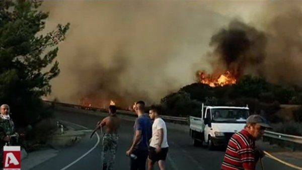 ДРАМАТИЧНИ СНИМЦИ ПОЖАРА НА КИПРУ: Погинуло најмање четворо људи - ватра гута читава насеља, ветар помаже (ВИДЕО)