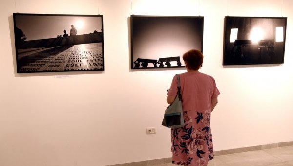 ТРИ ПРСТА ИМ СИНОНИМ ЗА ЗЛОЧИНЕ: Антисрпство усред Београда - срамна провокација изложбом о Сребреници
