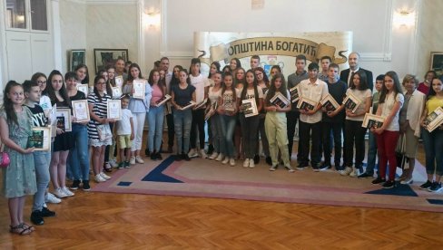 ZAVIČAJ PRATI ZNANJE: Nagrađeni najbolji đaci i nastavnici u Mačvi