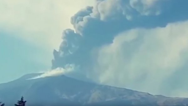 ЕТНА СЕ АКТИВИРАЛА, ИЗБАЦУЈЕ ФОНТАНУ ЛАВЕ: Из кратера вулкана куљају дим и пепео (ВИДЕО)