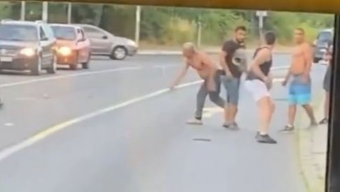 SKANDALOZNA SCENA NA ULICI U BEOGRADU: Grupa muškaraca se sukobila, gađali jedni druge čak i sekirama (VIDEO)