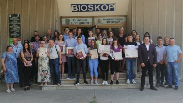 ВУКОВЕ ДИПЛОМЕ ЗА 13 ОСНОВАЦА: Општина Пландиште наградила најбоље ученике са по 20.000 динара