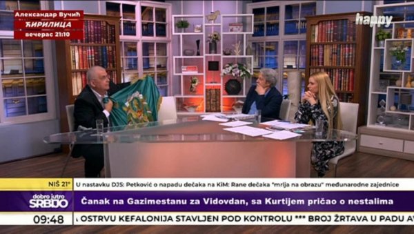 ВИШЕ СКАНДАЛА НЕГО БИРАЧА: Чанак изазвао нови инцидент - показао заставу црногорских комита у студију, а онда се указала тробојка (ФОТО)