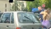 SNIMLJENA JOŠ JEDNA TUČA U BEOGRADU: Devojka nasred ulice pesniči mladića, drugi izleteo iz kola (VIDEO)