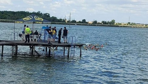 ВРСНЕ ПЛИВАЧЕ НИ ВЕТАР НИЈЕ ОМЕО:  Више од стотину учесника на пливачком маратону на Бачкотополском језеру (ФОТО)