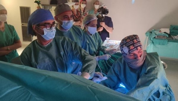 МАЛИМ  РЕЗОМ СТИЖЕ  ДО ПЛУЋА: Хирург из Шпаније у Нишу оперисао пацијенте минимално инвазивном методом