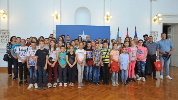 ГОСТИ, АЛИ СВОЈИ НА СВОМЕ: Српска деца из Федерације БиХ и Хрватске боравила у Новом Саду