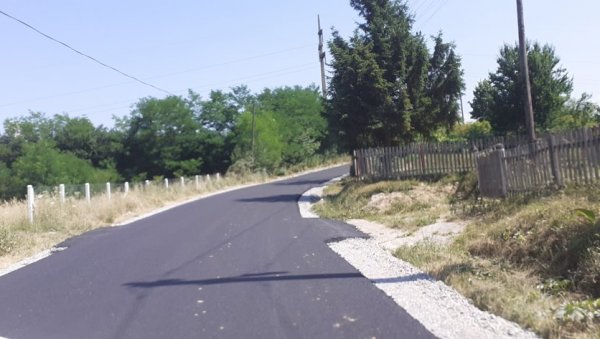 РАДОСТ ЗА ЛИПНИЧАНЕ: Урађен нови асфалт у селу