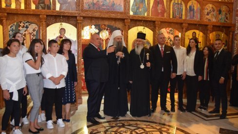 PATRIJARH PORFIRIJE U HRAMU U KONČAREVU: Služio liturgiju, a potom pričestio vernike (FOTO)