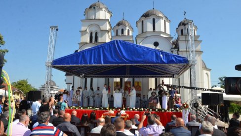 HILJADE LJUDI DOČEKALO PATRIJARHA U KONČAREVU Porfirije: Vera je temelj našeg života, hvala Jagodini, hvala Šumadiji (FOTO)