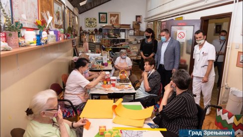 LAKŠI KONTAKT SA NAJDRAŽIMA: Najstariji u gerontološkom centru U Zrenjanu dobili internet kafe (FOTO)