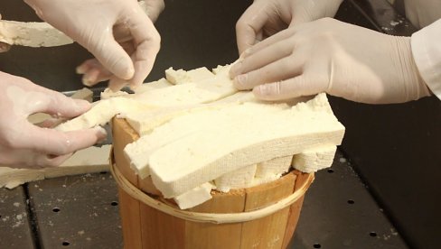 ПРОИЗВОЂАЧИ МЛЕКА АПЕЛУЈУ: Што пре увести прелевмане на увоз сирева