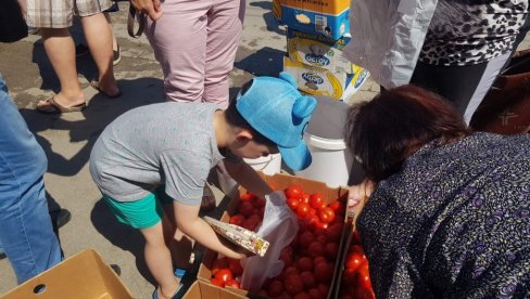 PROTEST UZGAJIVAČA U LESKOVCU: Građanima poklanjaju paradajz, zakazan sastanak sa predstavnicima ministarstva poljoprivrede