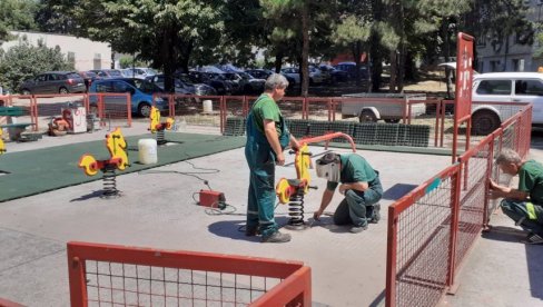 ОБНОВА СПАЉЕНОГ ИГРАЛИШТА: Поновно постављање гумене подлоге у парку