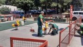 OBNOVA SPALJENOG IGRALIŠTA: Ponovno postavljanje gumene podloge u parku