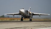 POGLEDAJTE – U DIMU I VATRI VAGNEROV SU-24M: Snimak umeća pilota jurišnika pogođenog iznad Bahmuta u plamenu spuštenog na pistu (VIDEO)