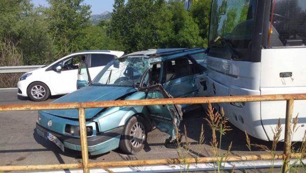 МУЖ ПОГИНУО, СУПРУГА ПОВРЕЂЕНА: Саобраћајна несрећа код Вирпазара - аутобус током претицања ударио у аутомобил (ФОТО)