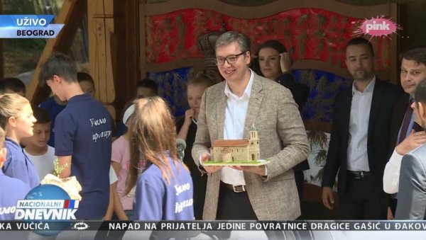 НЕМА ЈАЧИХ ЉУДИ ОД КРАЈИШНИКА: Председника Вучића ганули поклони које је добио од деце из Далмације (ФОТО)