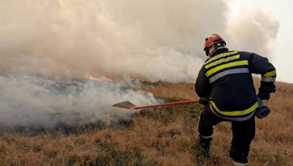 ТРАГЕДИЈА КОД ТРСТЕНИКА: Љубодраг настрадао у пожару на њиви - претпоставља се да се угушио од дима