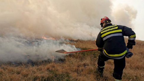 U HERCEGOVINI BORBA SA VATRENOM STIHIJOM: Mostarski vatrogasci branili kuće, u pomoć pritekli i meštani