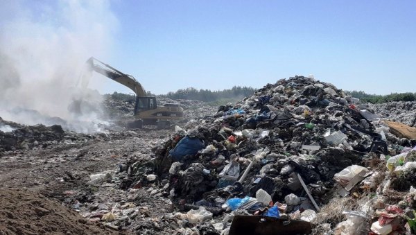 ПОЖАР ГАСИЛИ ДВА ДАНА: Муке у Шамцу, депонија смећа - еколошка бомба! (ФОТО)