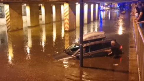 АУТОМОБИЛИ ПЛУТАЛИ УЛИЦАМА: Незапамћено невреме погодило Суботицу, град под водом! (ВИДЕО)
