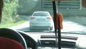 NEVEROVATAN SNIMAK BAHATE VOŽNJE: Slika se dok vozi u suprotnom smeru, zamalo izazvala čeoni sudar! (VIDEO)