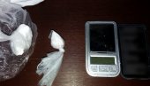 ХАПШЕЊЕ У СОКОБАЊИ: Полиција претресла стан Нишлије - тамо пронашла кокаин и марихуану