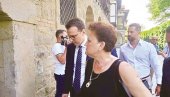 НЕМА ПРЕДАЈЕ: Петар Петковић са тимом адвоката спречио исељавање Драгице Гашић из стана